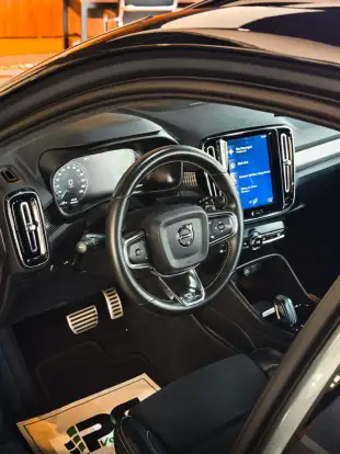 VOLVO-XC40-2018