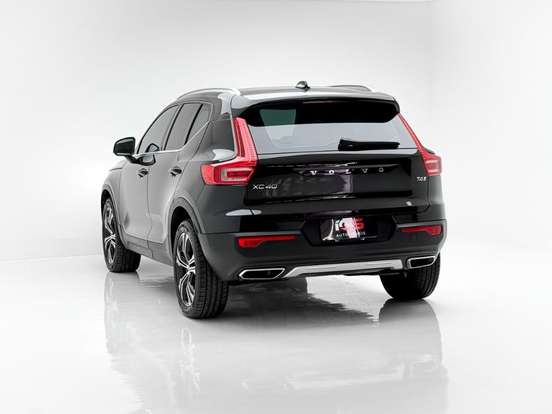 VOLVO-XC40-2020