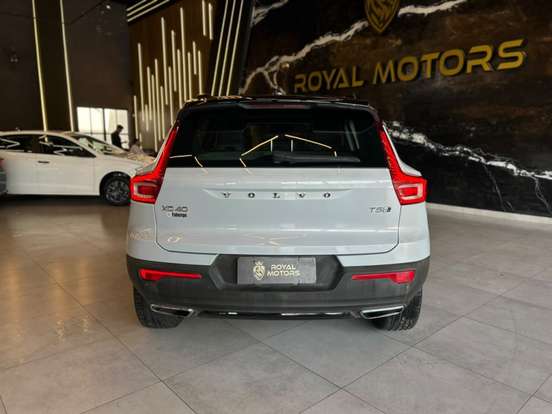 VOLVO-XC40-2019