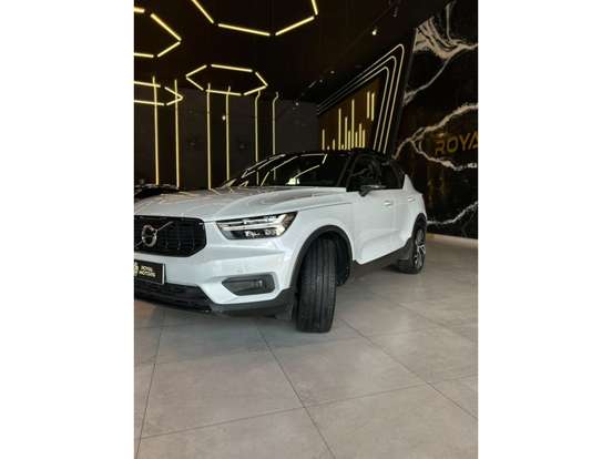 VOLVO-XC40-2019
