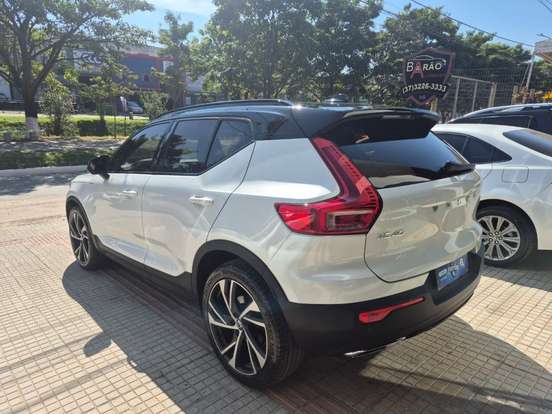 VOLVO-XC40-2019