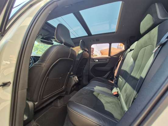 VOLVO-XC40-2019