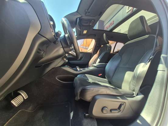 VOLVO-XC40-2019
