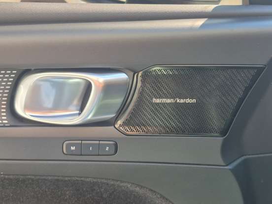 VOLVO-XC40-2019