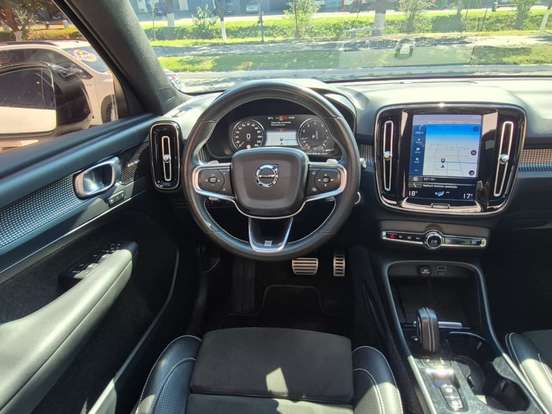 VOLVO-XC40-2019