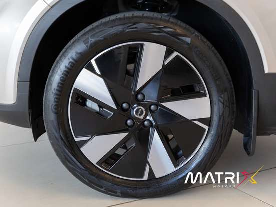 VOLVO-XC40-2023