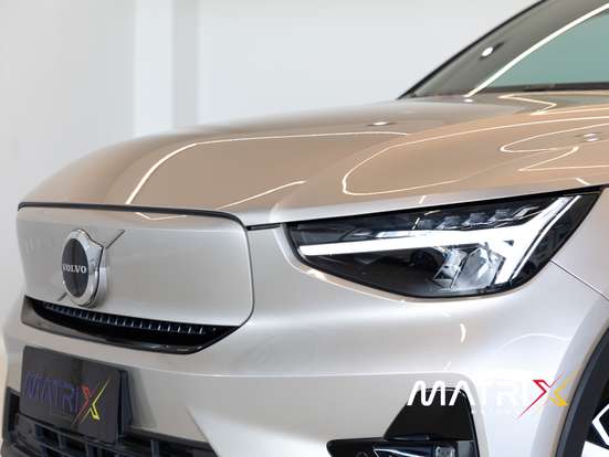 VOLVO-XC40-2023