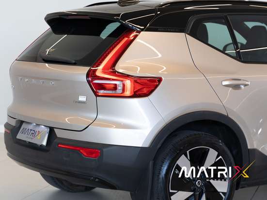 VOLVO-XC40-2023