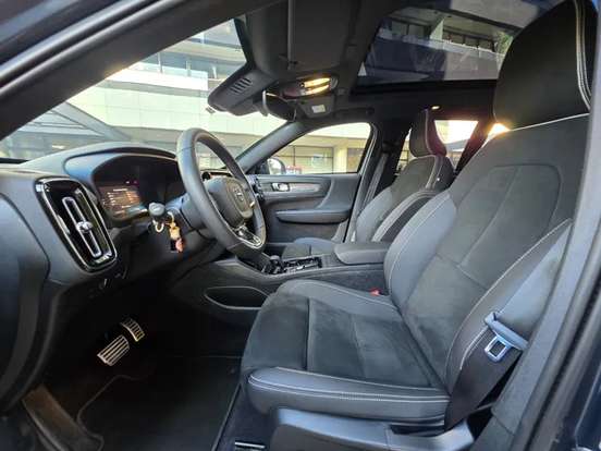 VOLVO-XC40-2022