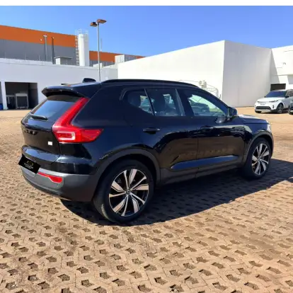 VOLVO-XC40-2022