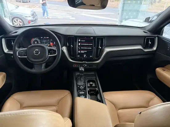 VOLVO-XC60-2.0 D5 DIESEL MOMENTUM AWD GEARTRONIC VOLVO-XC60-2018