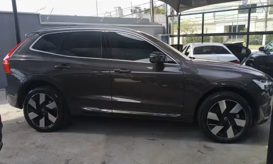VOLVO-XC60-2023