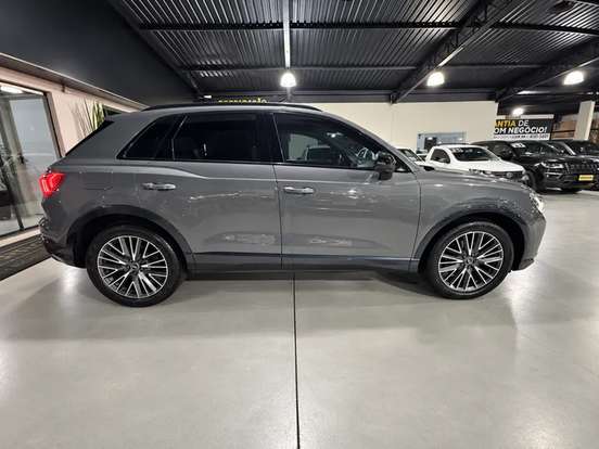 AUDI-Q3-2021