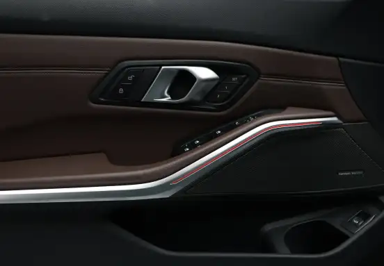 BMW-320i-2023