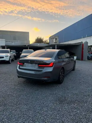 BMW-320i-2022