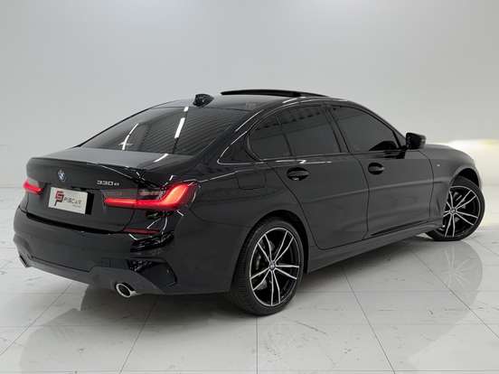 BMW-330e-2020