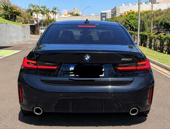 BMW-320i-2023