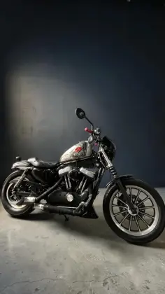 HARLEY-DAVIDSON SPORTSTER XL 883 