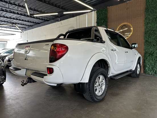 MITSUBISHI-L200 TRITON-3.5 HPE 4X4 CD V6 24V FLEX 4P AUTOMÁTICO MITSUBISHI-L200 TRITON-2014