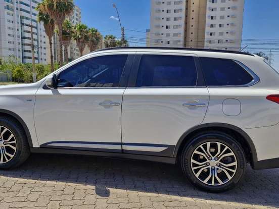 MITSUBISHI-OUTLANDER-3.0 GT 4X4 V6 24V GASOLINA 4P AUTOMÁTICO MITSUBISHI-OUTLANDER-2015
