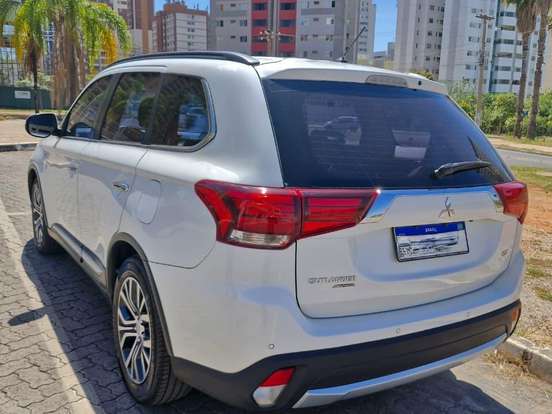MITSUBISHI-OUTLANDER-3.0 GT 4X4 V6 24V GASOLINA 4P AUTOMÁTICO MITSUBISHI-OUTLANDER-2015