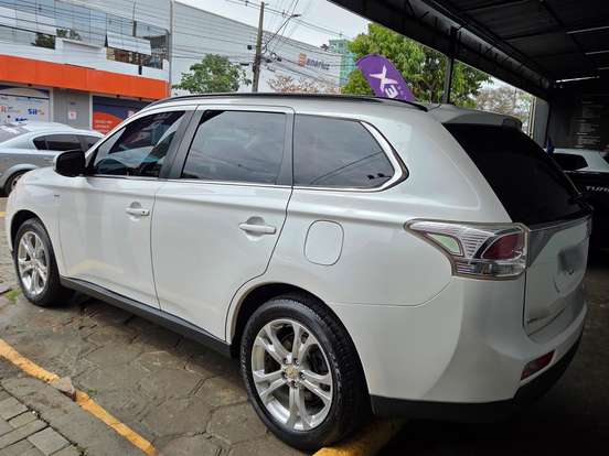 MITSUBISHI-OUTLANDER-3.0 GT 4X4 V6 24V GASOLINA 4P AUTOMÁTICO MITSUBISHI-OUTLANDER-2013