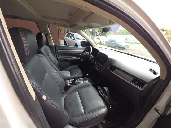 MITSUBISHI-OUTLANDER-2013