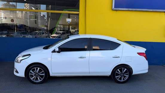 NISSAN-VERSA-2019