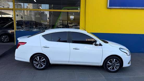 NISSAN-VERSA-2019