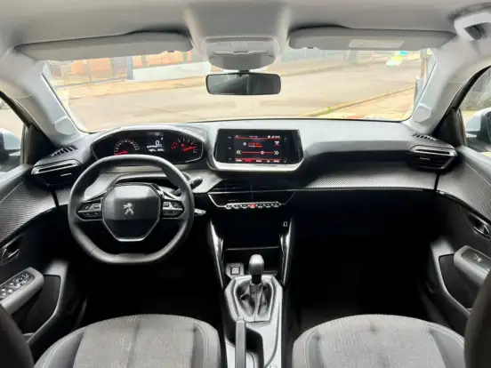 PEUGEOT-208-2021