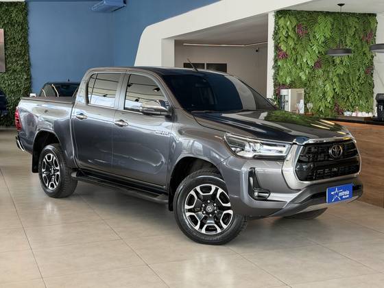 TOYOTA HILUX 2.8 D-4D TURBO DIESEL CD SRX 4X4 AUTOMÁTICO