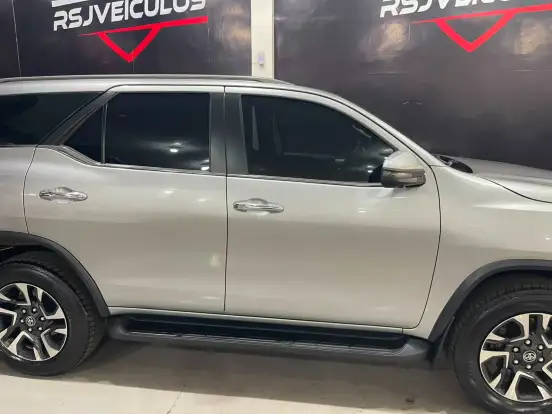 TOYOTA-HILUX SW4-2024