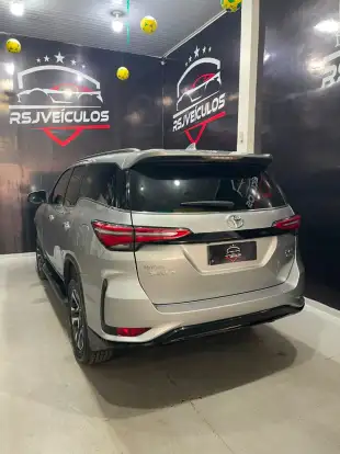 TOYOTA-HILUX SW4-2024