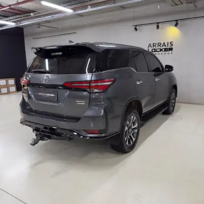 TOYOTA-HILUX SW4-2023