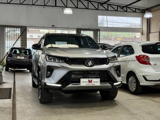 TOYOTA HILUX SW4 2.8 D-4D TURBO DIESEL DIAMOND 7L 4X4 AUTOMÁTICO