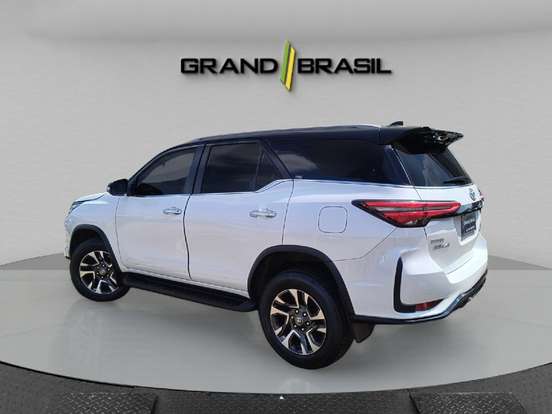 TOYOTA-HILUX SW4-2024