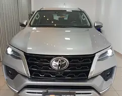 TOYOTA HILUX SW4 2.8 D-4D TURBO DIESEL SRX 7L 4X4 AUTOMÁTICO TOYOTA HILUX SW4 2.8 D-4D TURBO DIESEL SRX 7L 4X4 AUTOMÁTICO