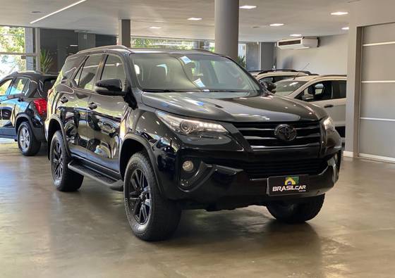 TOYOTA HILUX SW4 2.8 SRX 4X4 7 LUGARES 16V TURBO INTERCOOLER DIESEL 4P AUTOMÁTICO