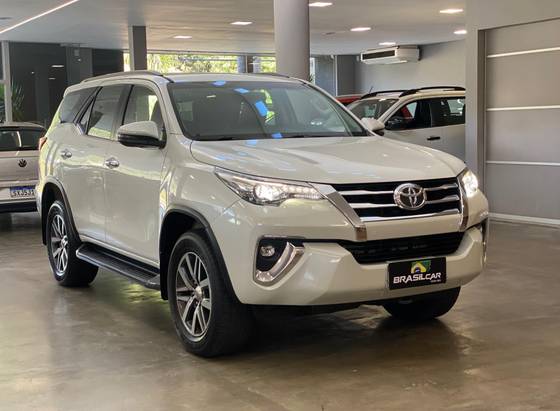TOYOTA HILUX SW4 2.8 SRX 4X4 7 LUGARES 16V TURBO INTERCOOLER DIESEL 4P AUTOMÁTICO