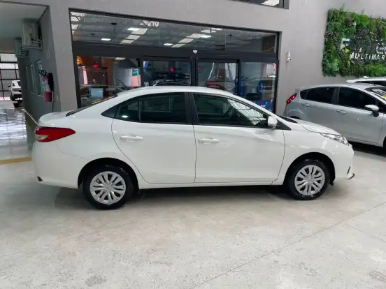 TOYOTA-YARIS-2024