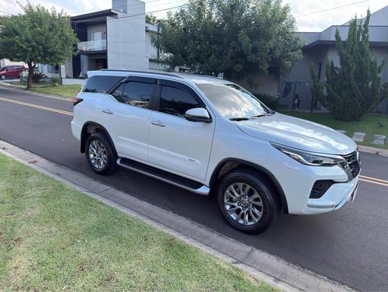 TOYOTA HILUX SW4 2.8 D-4D TURBO DIESEL SRX 7L 4X4 AUTOMÁTICO