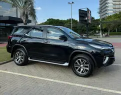 TOYOTA HILUX SW4 2.8 SRX 4X4 7 LUGARES 16V TURBO INTERCOOLER DIESEL 4P AUTOMÁTICO TOYOTA HILUX SW4 2.8 SRX 4X4 7 LUGARES 16V TURBO INTERCOOLER DIESEL 4P AUTOMÁTICO