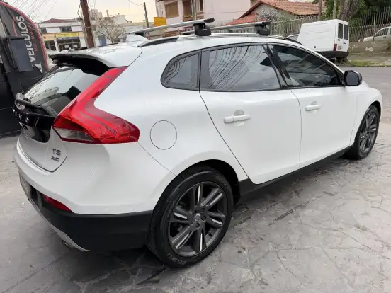 VOLVO-V40-2015