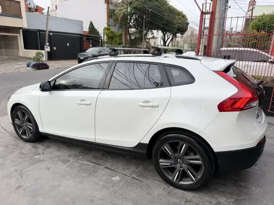 VOLVO-V40-2.0 T5 CROSS COUNTRY AWD TURBO GASOLINA 4P AUTOMÁTICO VOLVO-V40-2015