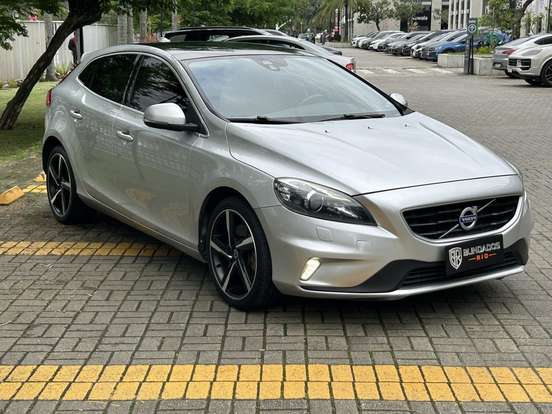 VOLVO-V40-2015