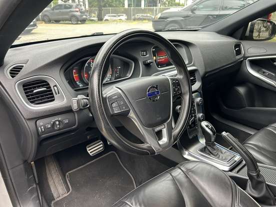 VOLVO-V40-2015