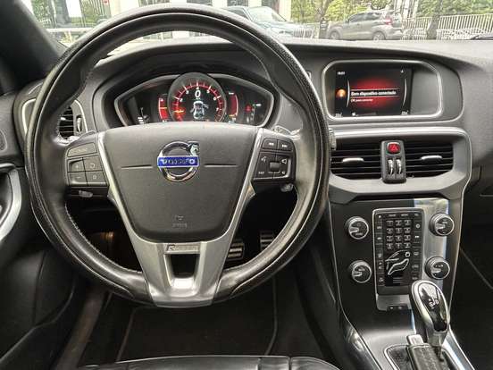VOLVO-V40-2015