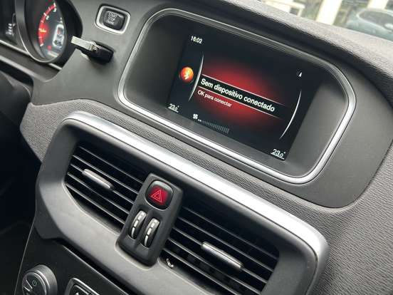 VOLVO-V40-2015