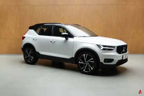 VOLVO-XC40-2020