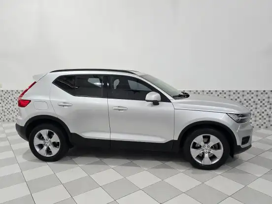 VOLVO-XC40-2018